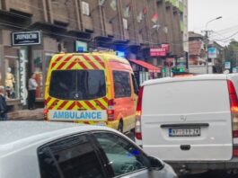 BEBA PALA SA ČETVRTOG SPRATA ZGRADE – Mališan životno ugrožen – prevoze ga u bolnicu s teškim povredama