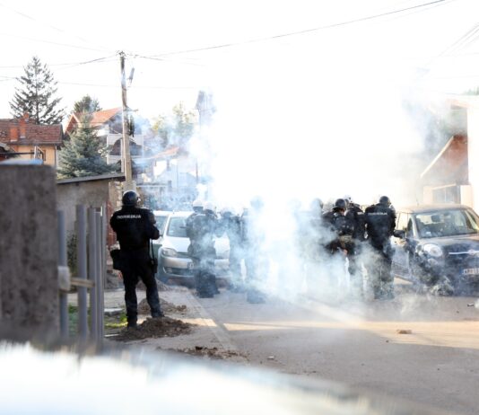 Incidenti u Novom Pazaru – Navijači se sukobili sa policijom (FOTO)