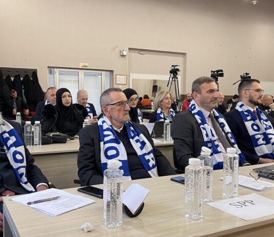 Počela Skupština, odbornici SPP-a se ogrnuli šalovima FK Novi Pazar