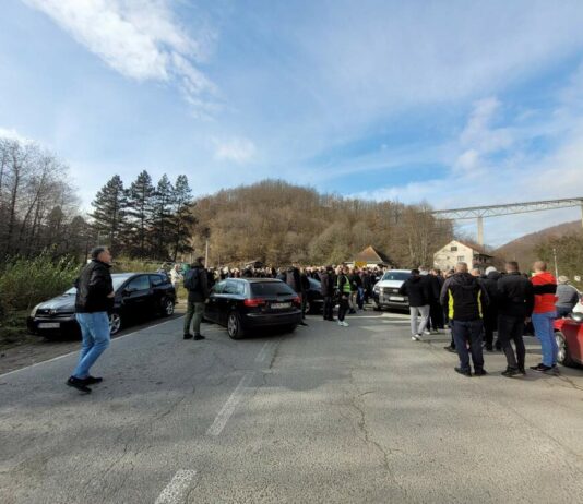 Mještani Vraneške doline blokirali put: Traže ostavke vrha policije i pitaju “ko štiti Balijagića”