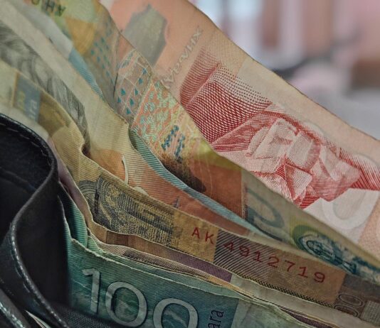 Od danas veće plate u javnom sektoru i minimalna zarada