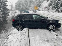 Dramatična scena u Rožajama: Auto na ivici provalije, za dlaku izbjegnuta tragedija