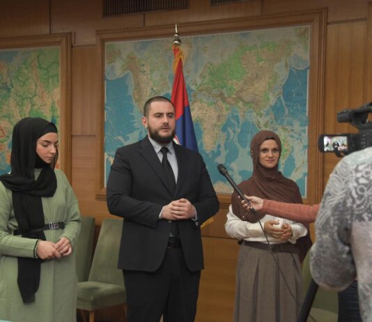 Diskriminacija u “Miša Cvijović” – Zukorlić pružio podršku: Djevojke s hidžabom u Prijepolju neće biti primorane da se odriču vjerskih prava