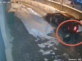 Snimak iz Tutina: Muškarac istovara smeće na sred ulice (VIDEO)