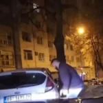 Asmir Kolašinac “riješio” problem nepropisnog parkiranja, premjestio je drugo vozilo kako bi prošao