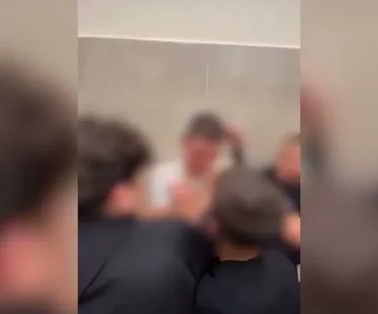 NOVI PAZAR: “GOTOV JE, GOTOV JE!” Isplivao još jedan snimak TikTok izazova iz iste škole: “Pomogli” drugaru da izgubi svijest pa ga jedva povratili