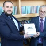 Ministar Zukorlić posjetio školu izgrađenu na inicijativu rahmetli Muftije i donirao njegove knjige bibliotekama