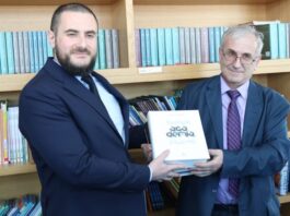 Ministar Zukorlić posjetio školu izgrađenu na inicijativu rahmetli Muftije i donirao njegove knjige bibliotekama