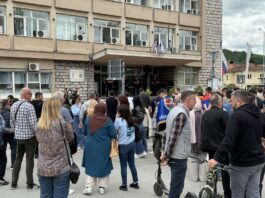 Studenti zasuli opštinu jajima – Raskid ugovora ili novi protest (VIDEO)