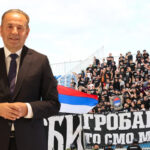 Rasimovi Grobari skandirali zločincu Ratku Mladiću u sred Novog Pazara (VIDEO)