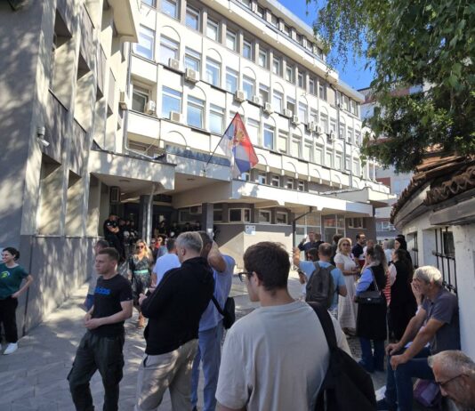 Protest ispred suda u Novom Pazaru – “Ne idemo kući dok ih ne pustite!”