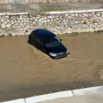 Neobična nesreća u centru Novog Pazara – auto sletio direktno u rijeku(VIDEO)