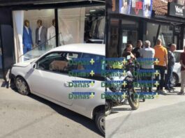 Djevojka se automobilom zabila u izlog butika u centru Novom Pazara