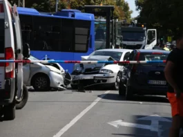Ena (16) rodom iz Sjenice poginula u nesreći u Zemunu: Vozač autobusa prošao na crveno, ubio je na pešačkom