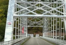 Slike ratnog zločinca Ratka Mladića i dalje na Brnjačkom mostu preko jezera Gazivode