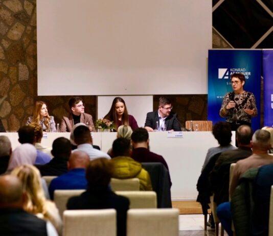 Tribina „Evropa u koferu“ održana u Sjenici