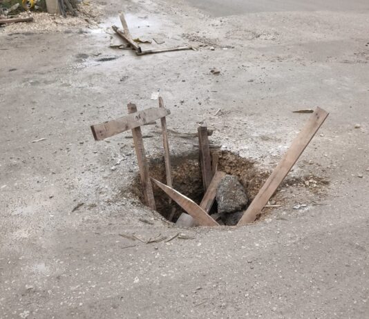 Novopazarka upala u rupu na putu do škole (VIDEO)