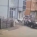 UZNEMIRUJUĆI VIDEO: Rožajac namjerno autom naletio na sugrađanina, pa ga udarao drvenom palicom, osumnjičen za pokušaj ubistva