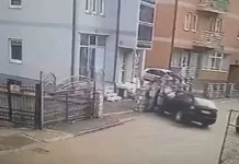 UZNEMIRUJUĆI VIDEO: Rožajac namjerno autom naletio na sugrađanina, pa ga udarao drvenom palicom, osumnjičen za pokušaj ubistva