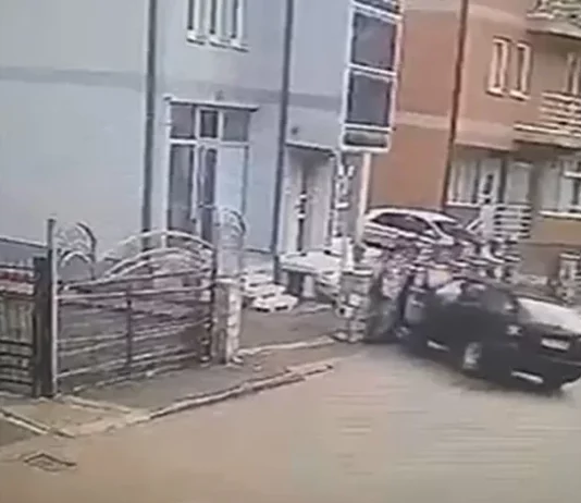 UZNEMIRUJUĆI VIDEO: Rožajac namjerno autom naletio na sugrađanina, pa ga udarao drvenom palicom, osumnjičen za pokušaj ubistva