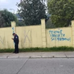 Zgrada ambasade BiH u Podgorici išarana sramotnim grafitima o Srebrenici