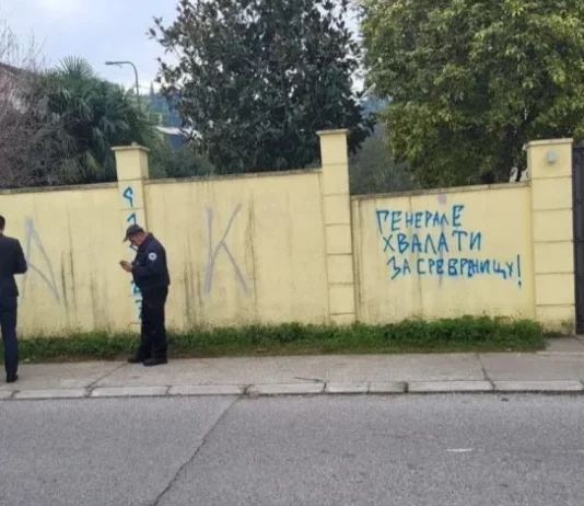 Zgrada ambasade BiH u Podgorici išarana sramotnim grafitima o Srebrenici