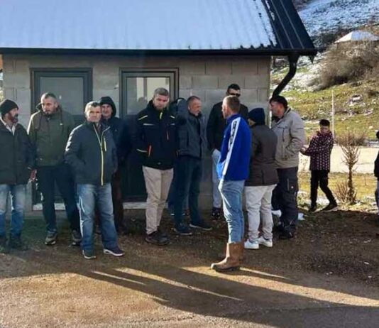 Mirni protest mještana Baćice: Lokalna vlast u Tutinu ostavila djecu bez prevoza, roditelji digli glas