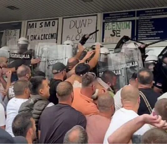 Do 10 godina zatvora – Podignuta optužnica protiv za napad na policiju ispred DUNP-a