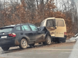 Sudar automobila i kombija blizu Tutina, dvoje djece povrijeđeno