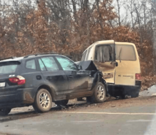Sudar automobila i kombija blizu Tutina, dvoje djece povrijeđeno