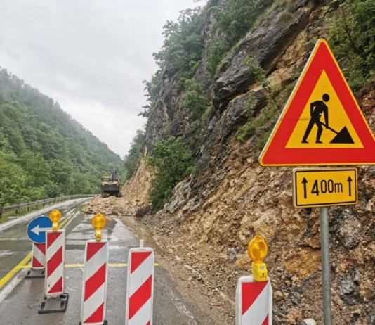 Zemlja se survala na saobraćajnicu: Pokrenuto klizište u Prijepolju