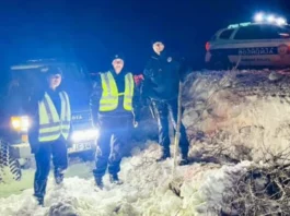 Bračni par na Pešterskoj visoravni sletio autom u snježni nanos – Pripadnici Granične policije hitno reagovali