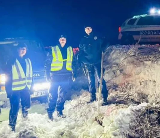Bračni par na Pešterskoj visoravni sletio autom u snježni nanos – Pripadnici Granične policije hitno reagovali
