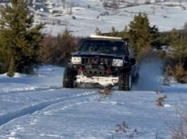 Kada zima pokaže zube, momci iz Sjenice priskaču u pomoć – iz smetova izvlačili čak i kamione i autobuse