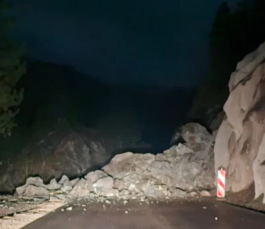 Ogroman odron na Ibarskoj magistrali: Nekoliko tona kamena se sručilo na put