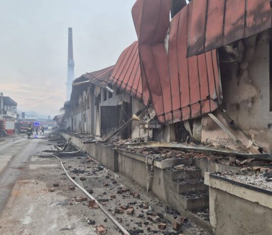 Vatrogasci i dalje gase požar u Novom Pazaru, uviđaj danas ili sutra