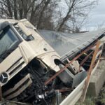 Pazrac šleperom probio bankinu i sletio u potok: Obustavljen saobraćaj zbog nesreće