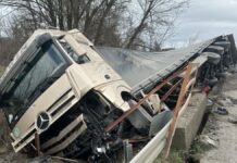 Pazrac šleperom probio bankinu i sletio u potok: Obustavljen saobraćaj zbog nesreće
