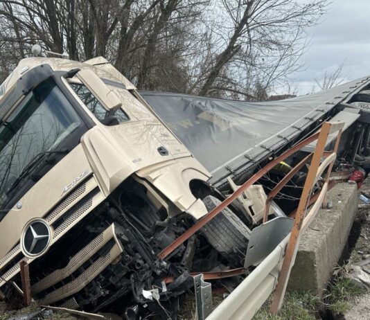 Pazrac šleperom probio bankinu i sletio u potok: Obustavljen saobraćaj zbog nesreće