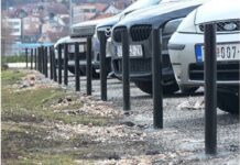 Nakon pritiska javnosti postavljeni zaštitni stubići na parkingu kod hotela Vrbak