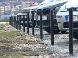 Nakon pritiska javnosti postavljeni zaštitni stubići na parkingu kod hotela Vrbak