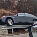 Nevjerovatan prizor kod Sjenice: Bmw sletio s puta i “zapeo” na zaštitnoj ogradi