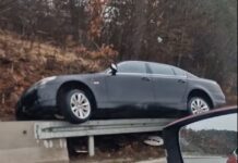 Nevjerovatan prizor kod Sjenice: Bmw sletio s puta i “zapeo” na zaštitnoj ogradi