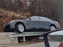 Nevjerovatan prizor kod Sjenice: Bmw sletio s puta i “zapeo” na zaštitnoj ogradi