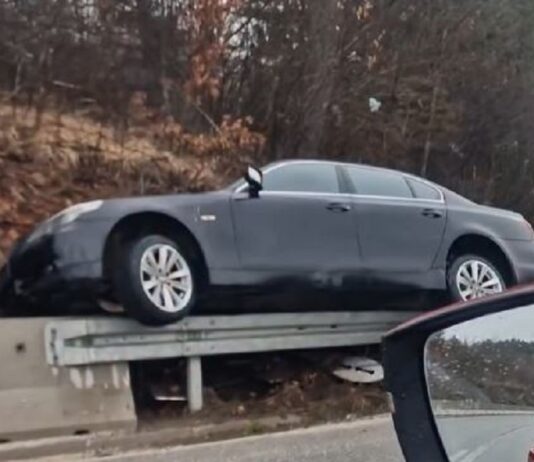 Nevjerovatan prizor kod Sjenice: Bmw sletio s puta i “zapeo” na zaštitnoj ogradi