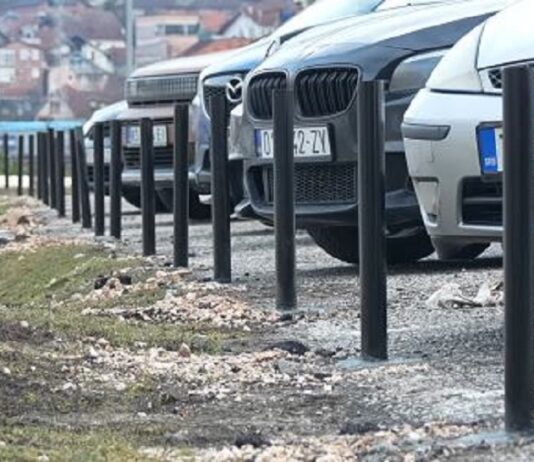 Nakon pritiska javnosti postavljeni zaštitni stubići na parkingu kod hotela Vrbak