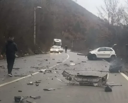 Težak udes na putu Leposavić – Priština: Vozač citroena se zakucao u kamion iz Novog Pazara