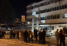 Privedena dvojica studenata, građani ispred zgrade Policijske uprave