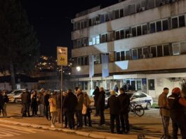 Privedena dvojica studenata, građani ispred zgrade Policijske uprave