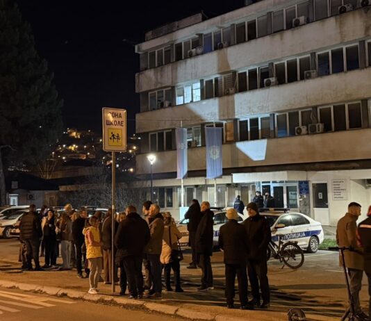 Privedena dvojica studenata, građani ispred zgrade Policijske uprave